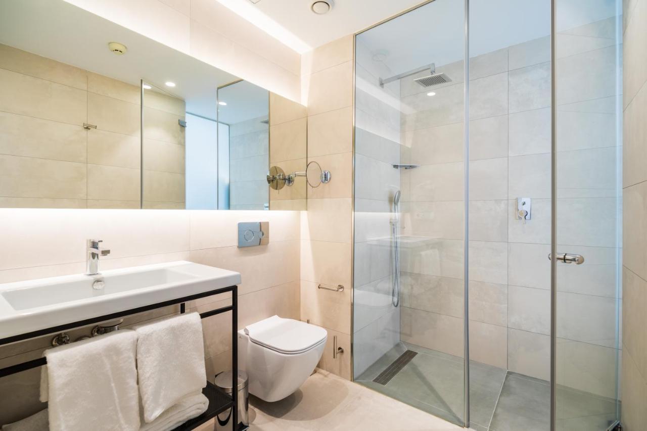 Habitación Doble Superior con terraza y piscina